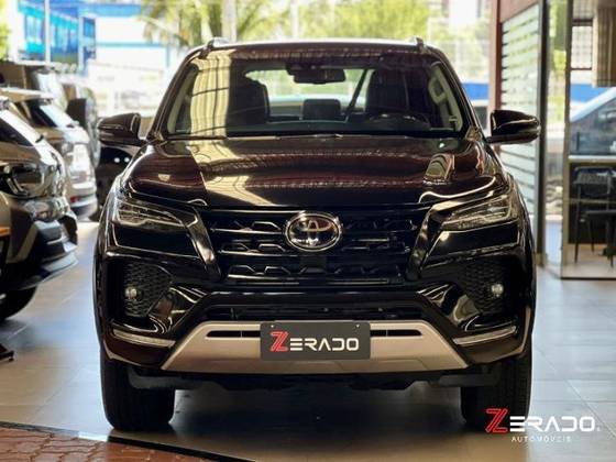 TOYOTA HILUX SW4 2.8 D-4D TURBO DIESEL SRX 7L 4X4 AUTOMÁTICO